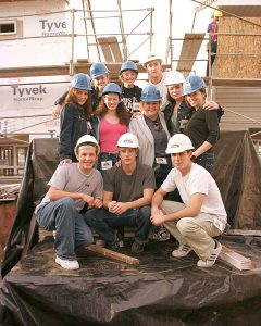382937 03:  Stars from 'Days of Our Lives'  pose for a picture at Habitat for Humanity's construction site  December 09, 2000 in Wilmington, CA. (Photo by Jason Kirk/Newsmakers)(Hollywood for Habitat 2000)